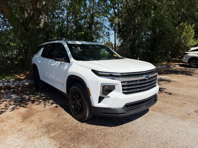 Used 2025 Chevrolet Traverse LT FWD image 2