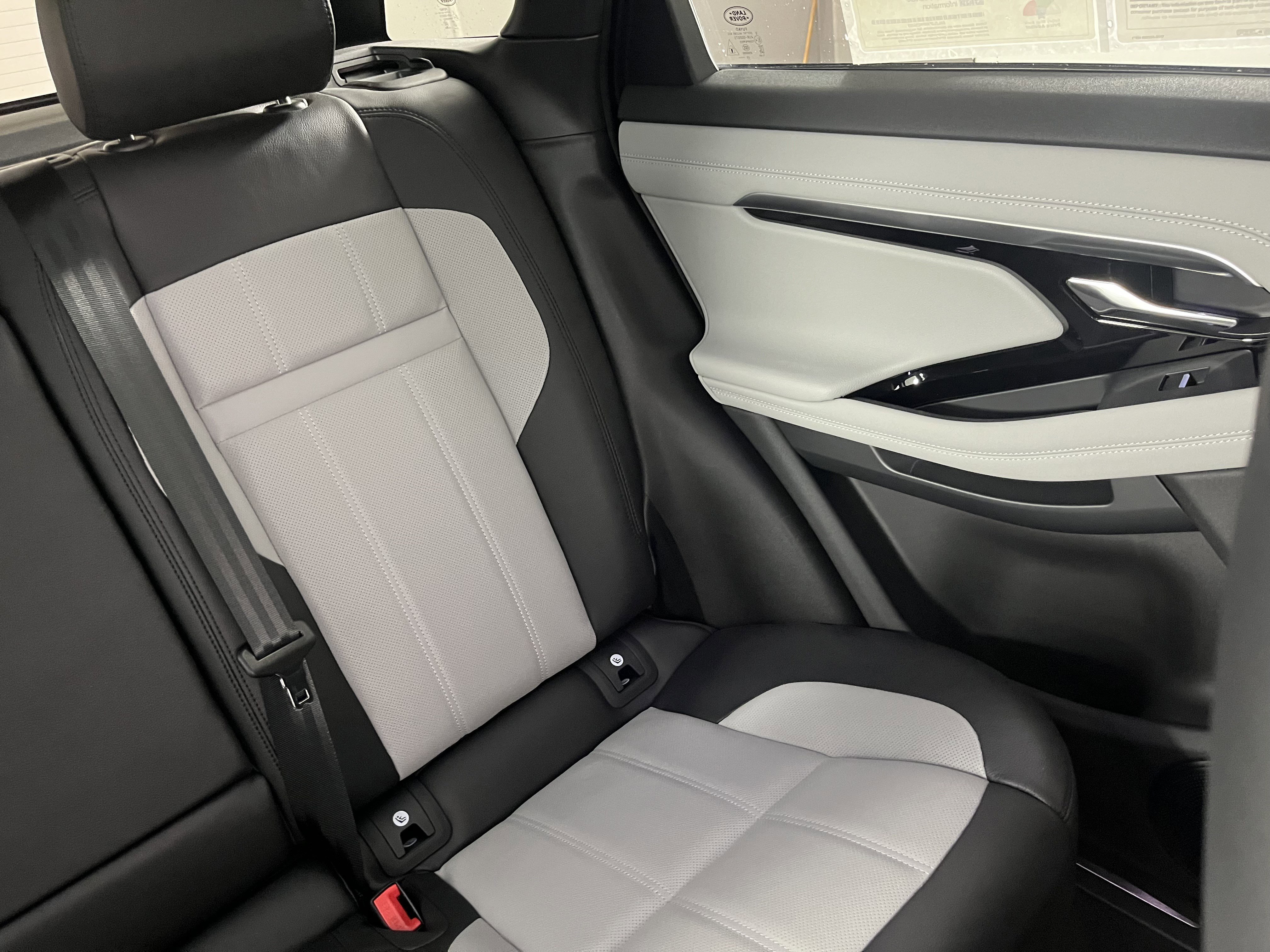 Used 2023 Land Rover Range Rover Evoque R-Dynamic SE image 24