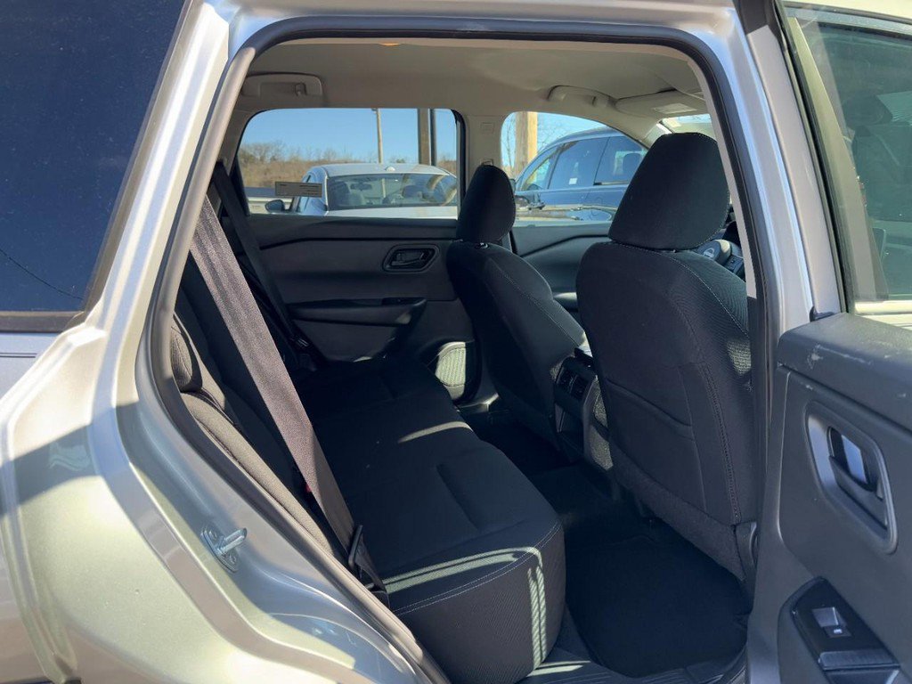 Used 2024 Nissan Rogue S FWD image 11