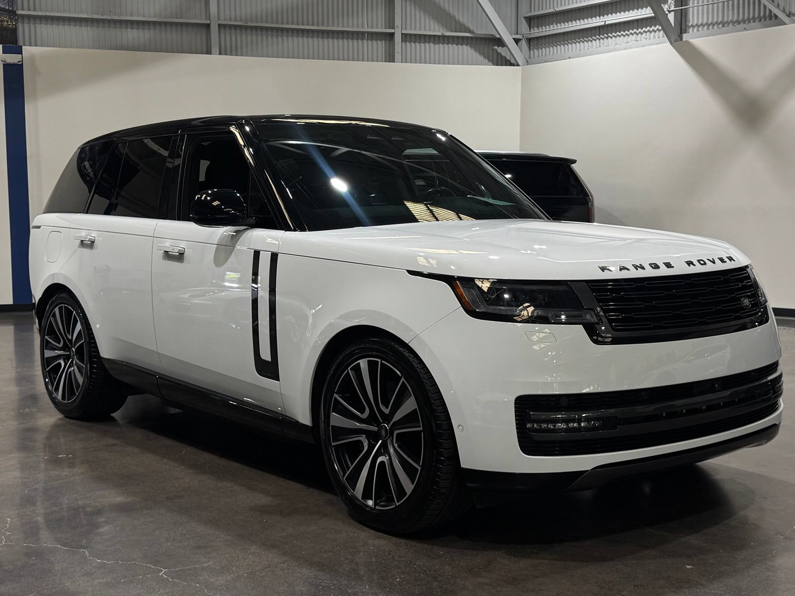 Used 2025 Land Rover Range Rover Autobiography AWD/4WD image 4