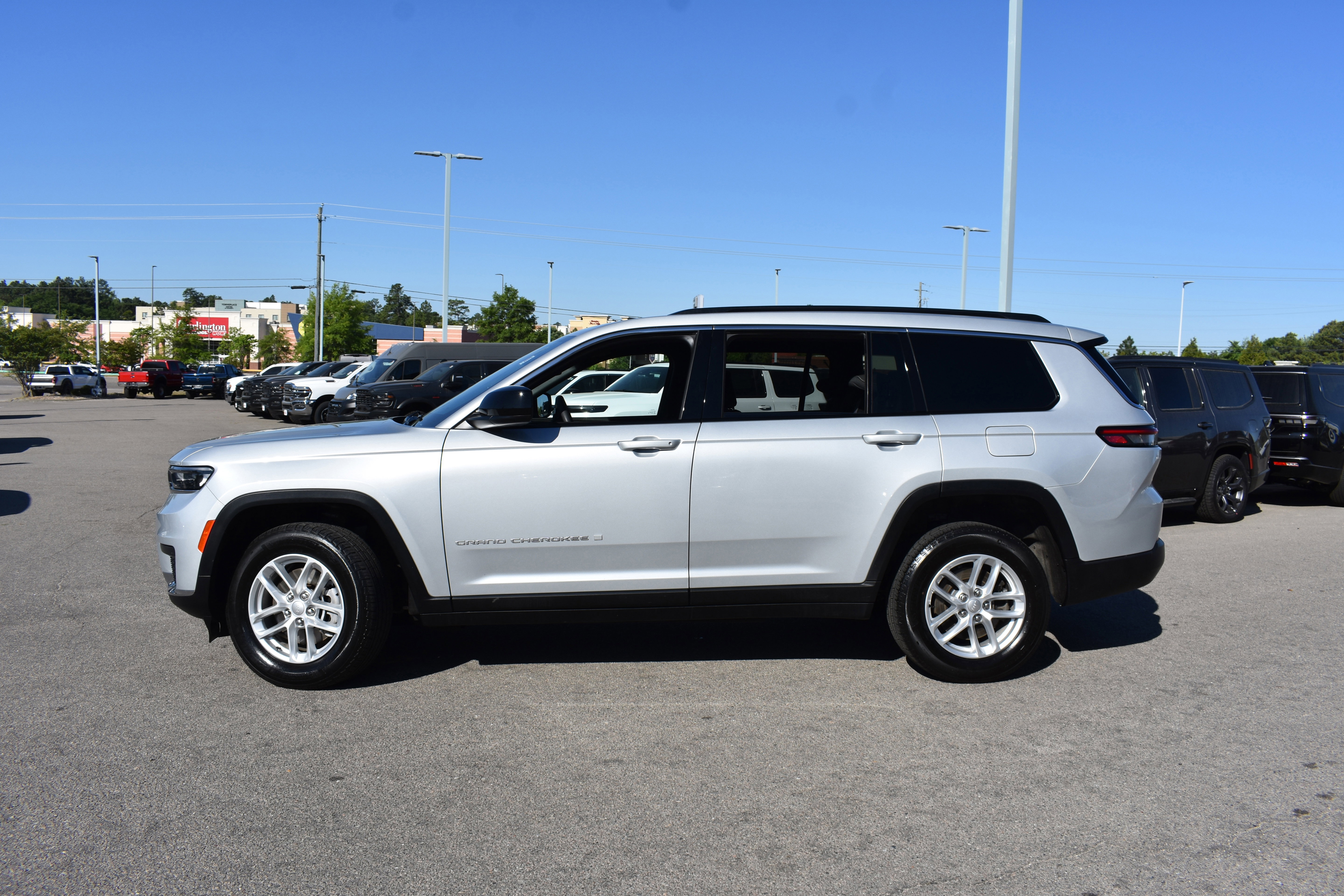 Used 2024 Jeep Grand Cherokee L Laredo w/ Luxury Tech Group I AWD/4WD image 6