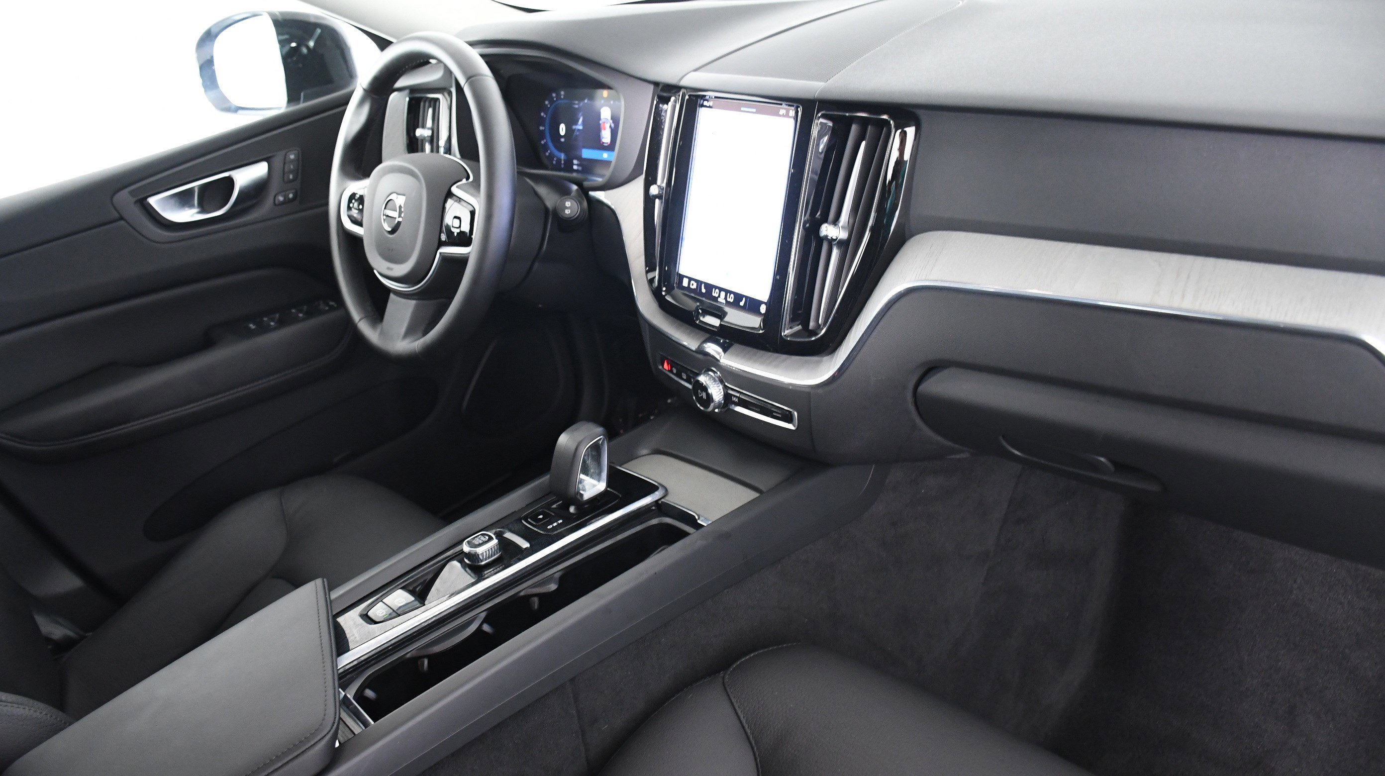 Used 2025 Volvo XC60 B5 Plus image 28