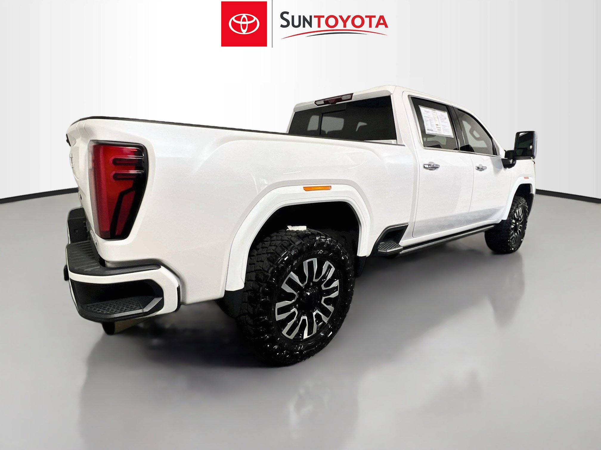 Used 2024 GMC Sierra 2500 Denali Ultimate AWD/4WD image 4