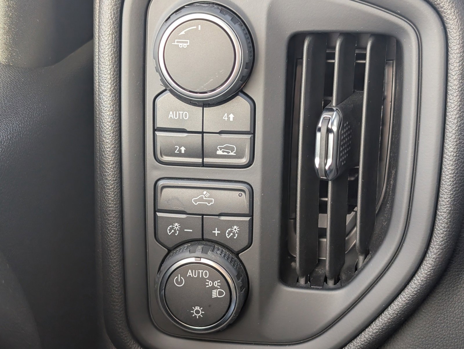 Used 2025 Chevrolet Silverado 1500 Custom image 8