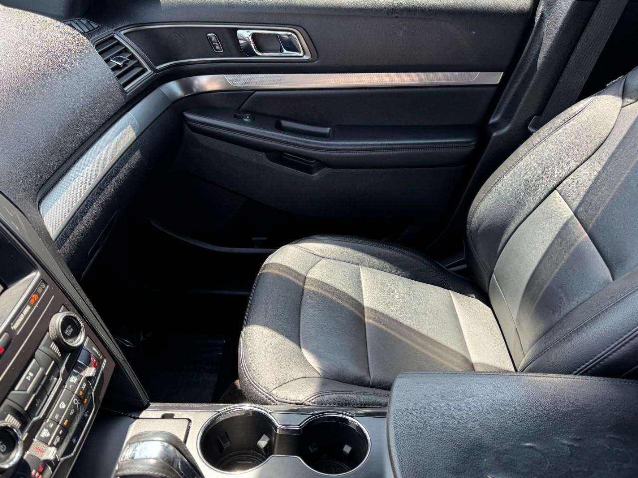 Used 2018 Ford Explorer XLT w/ Equipment Group 202A FWD image 14