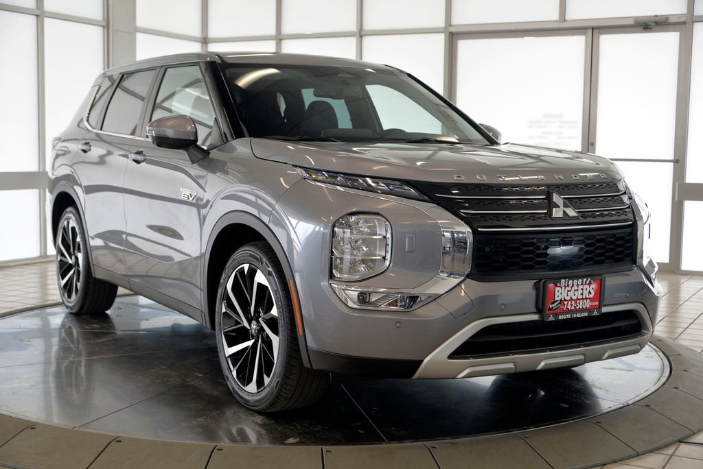 Used 2023 Mitsubishi Outlander SE image 2