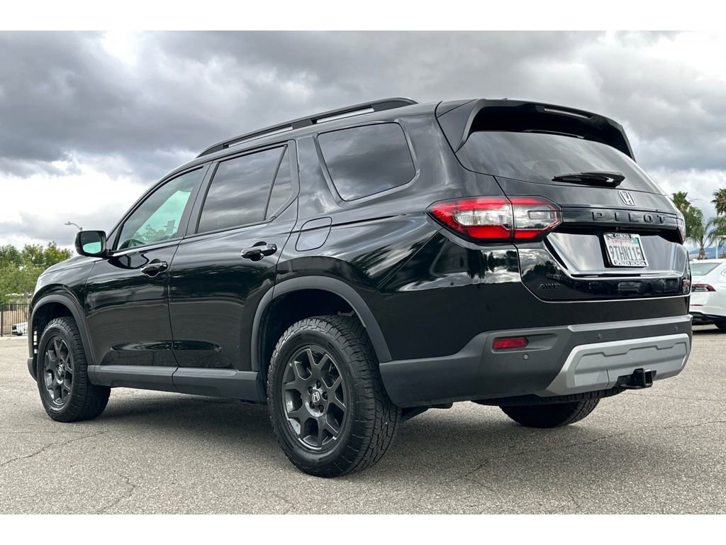Certified 2025 Honda Pilot TrailSport image 3