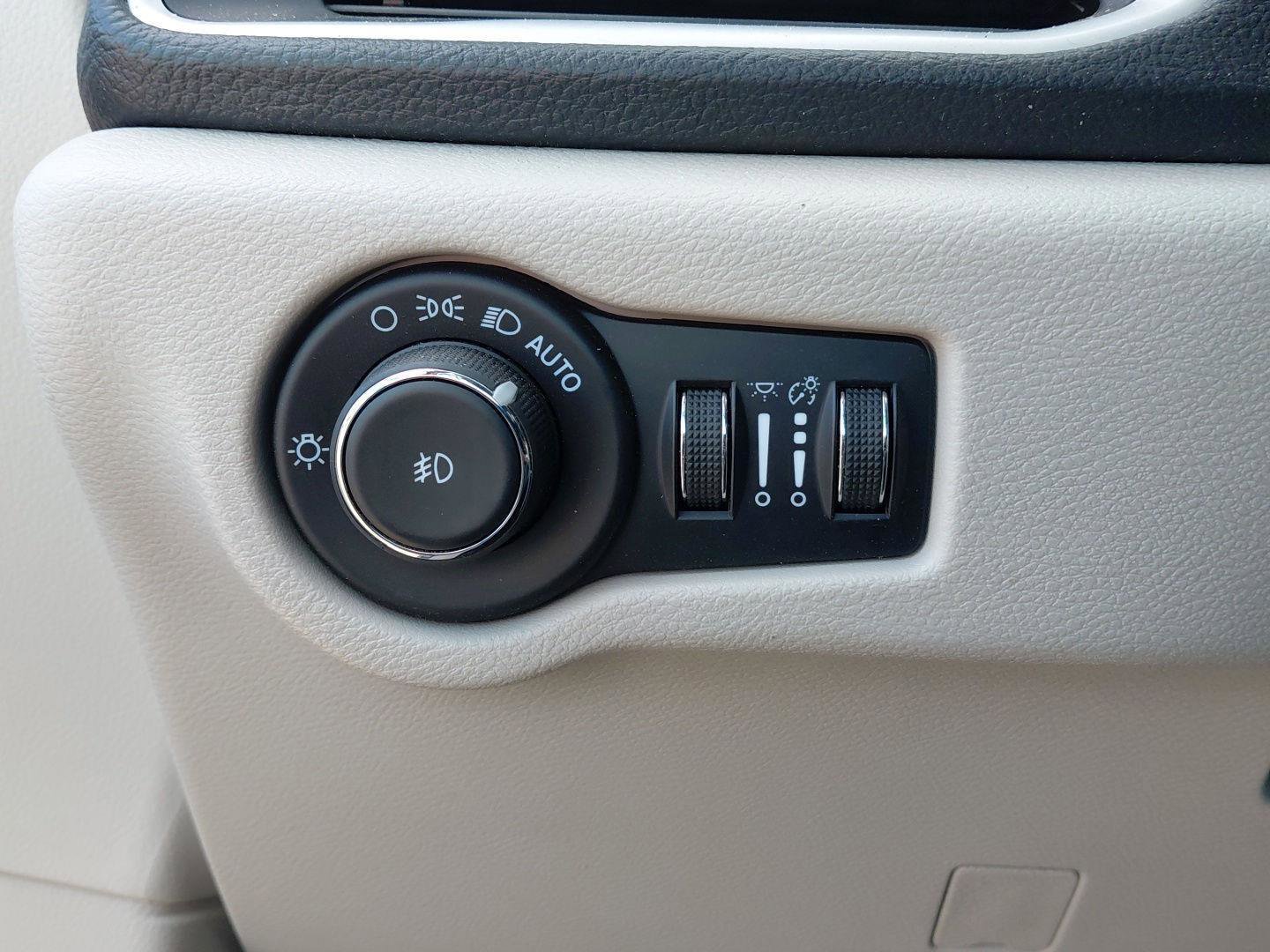 Used 2024 Chrysler Pacifica Touring-L AWD/4WD image 27