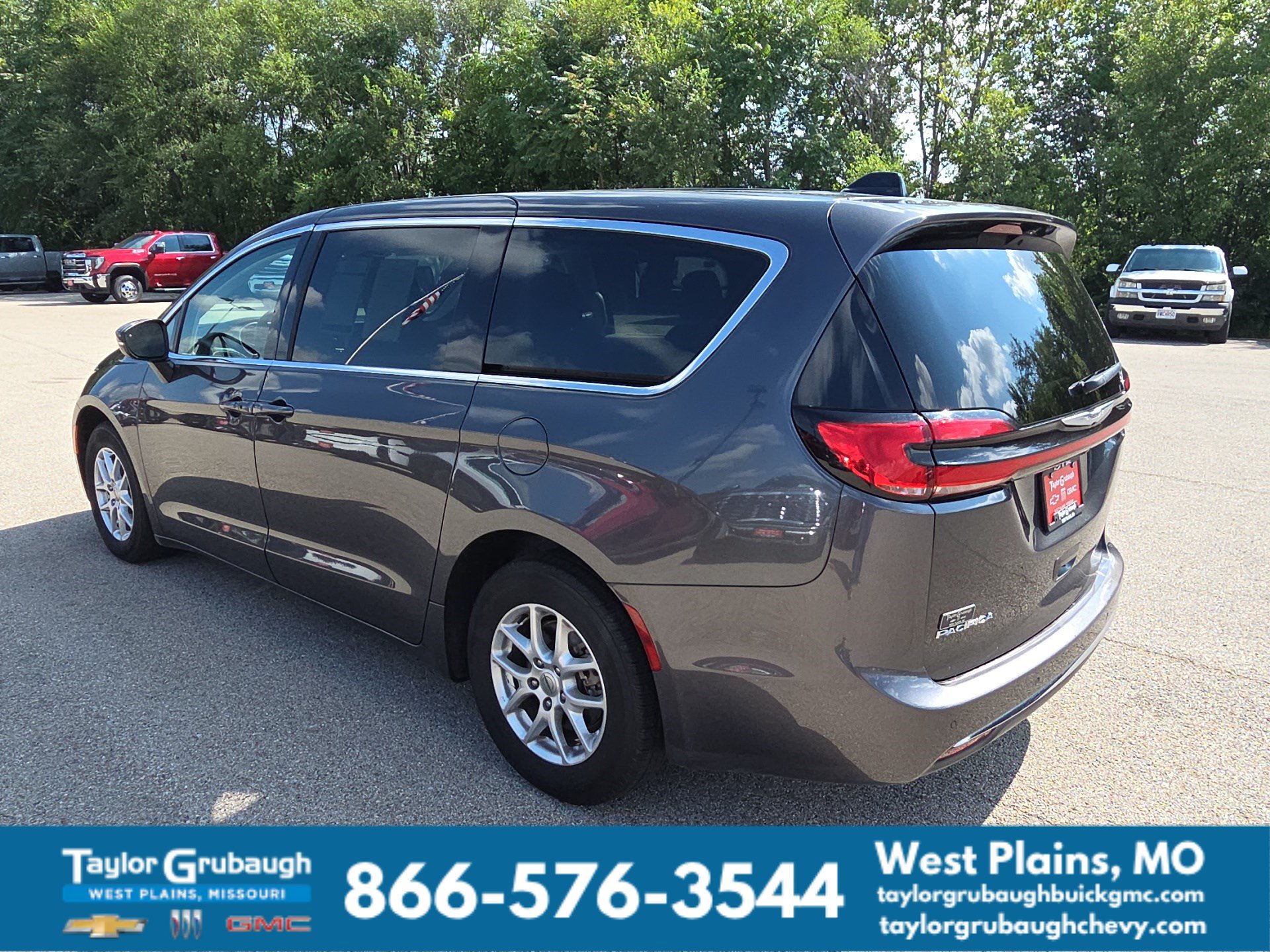 Used 2023 Chrysler Pacifica Touring-L FWD image 6