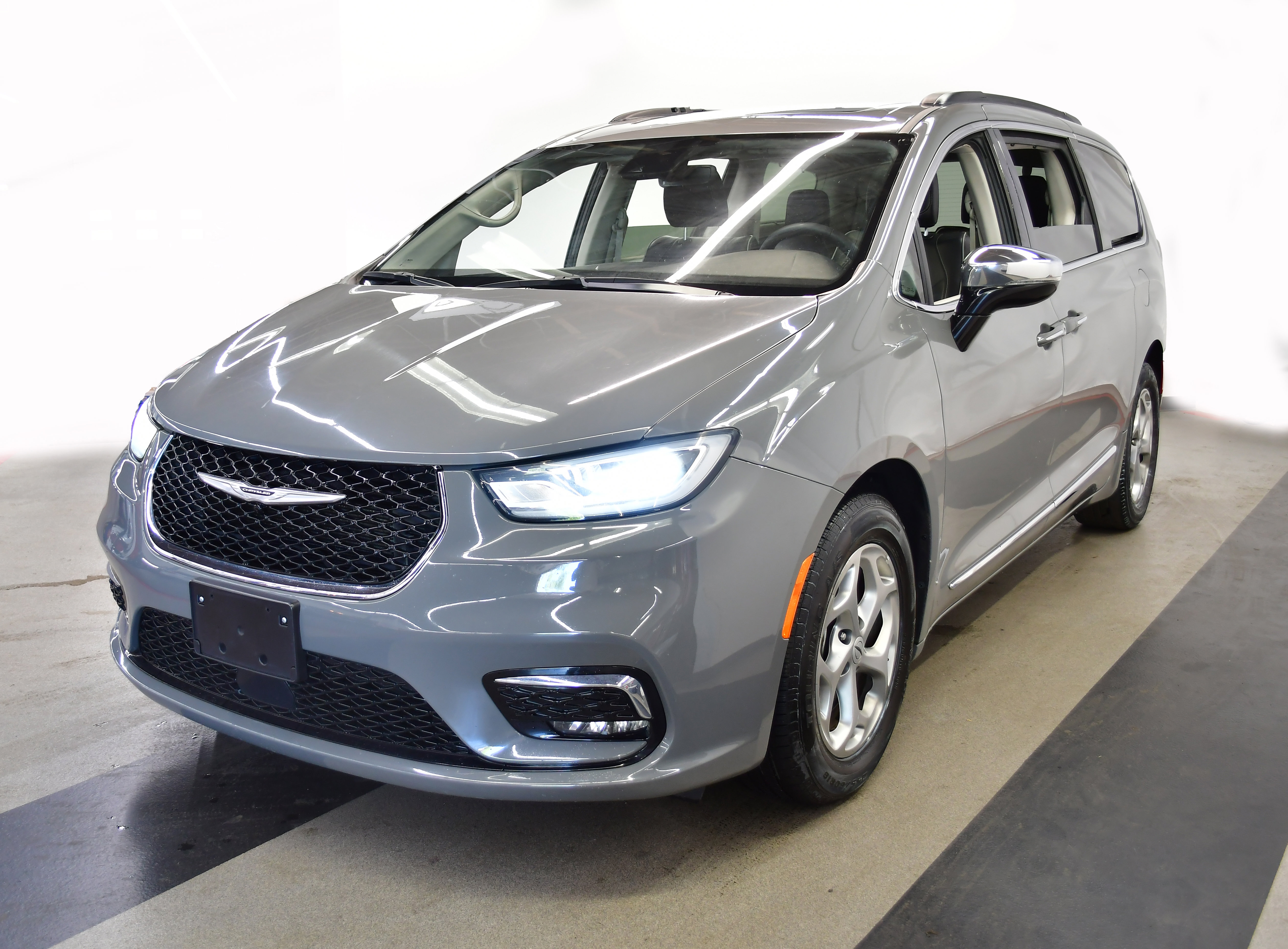 Used 2023 Chrysler Pacifica Limited FWD image 4