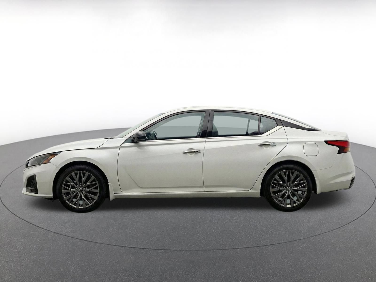 Used 2025 Nissan Altima 2.5 SV FWD image 4