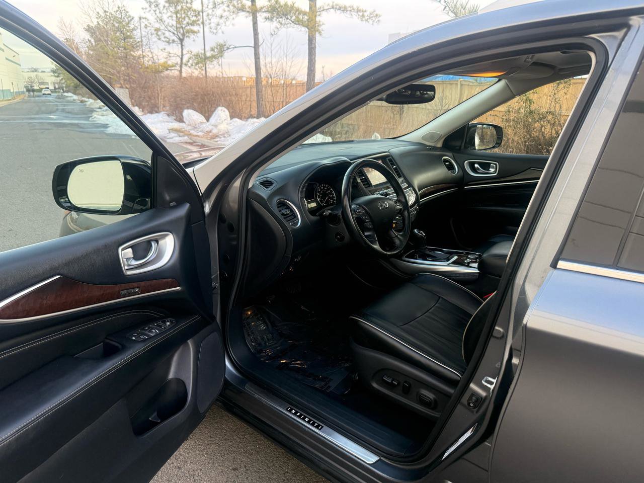 Used 2017 INFINITI QX60 Luxe w/ Deluxe Technology Package image 13
