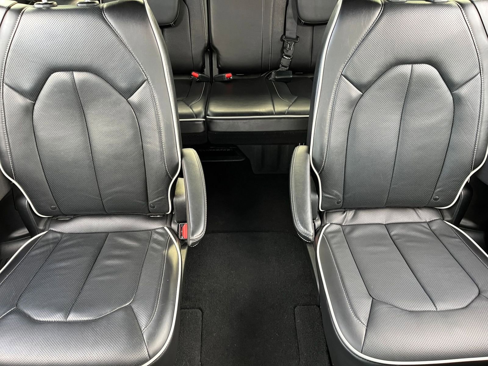 Used 2025 Chrysler Pacifica Limited image 43