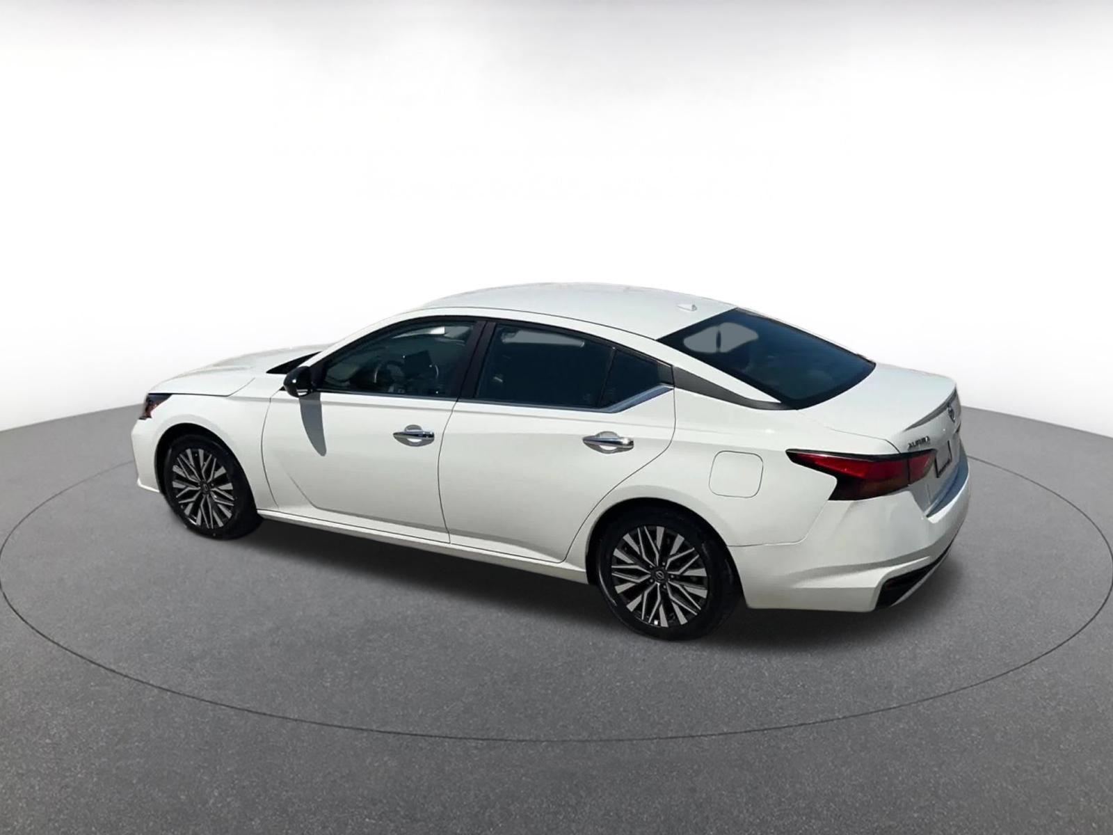 Used 2025 Nissan Altima 2.5 SV FWD image 8