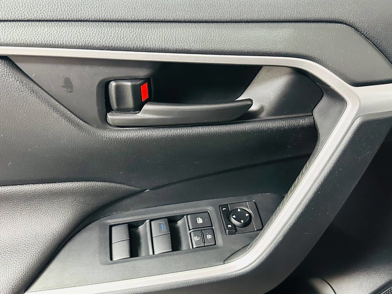Used 2019 Toyota RAV4 LE w/ Carpet Mat Package AWD/4WD image 22