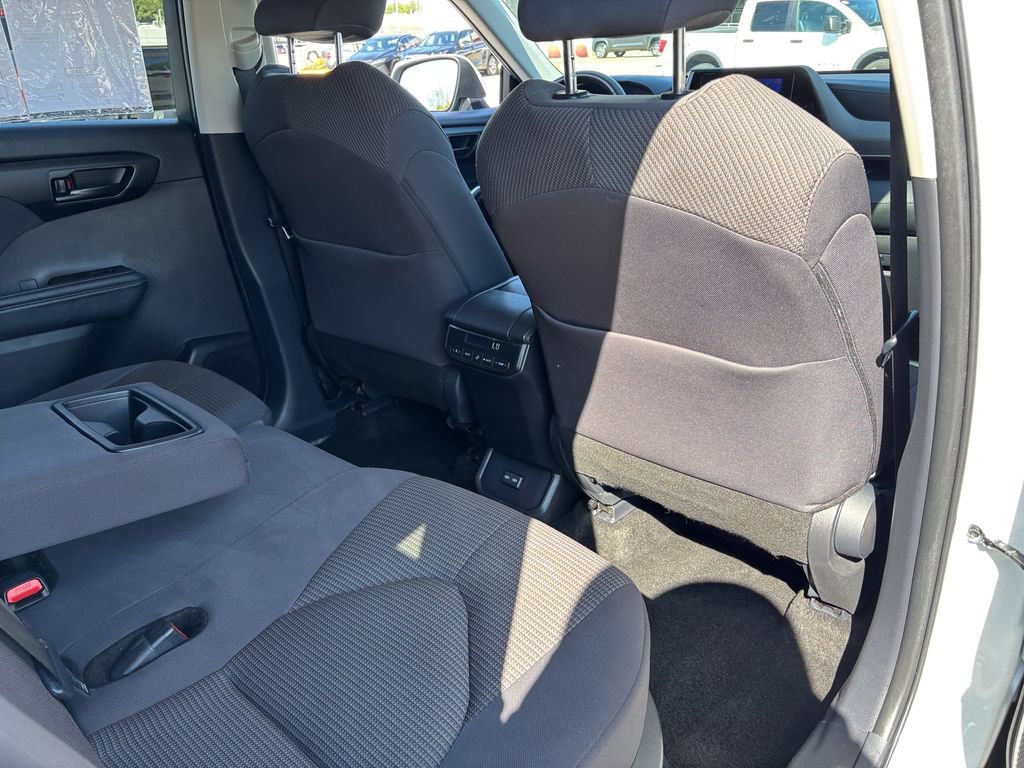 Used 2025 Toyota Highlander LE FWD image 39