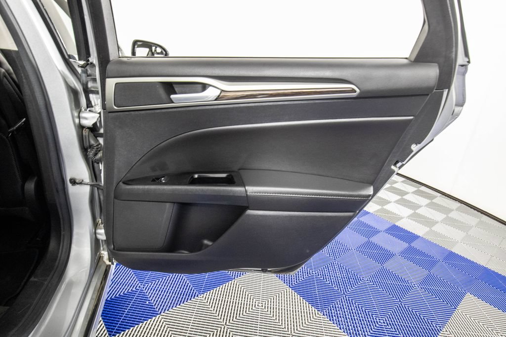 Used 2015 Ford Fusion SE w/ Equipment Group 202A FWD image 15