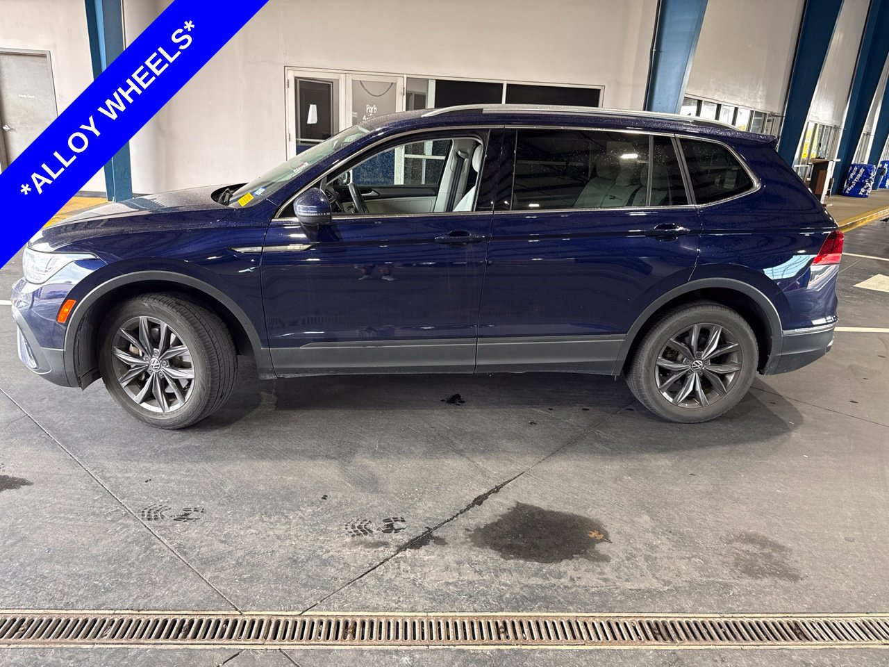 Used 2023 Volkswagen Tiguan SE AWD/4WD image 3
