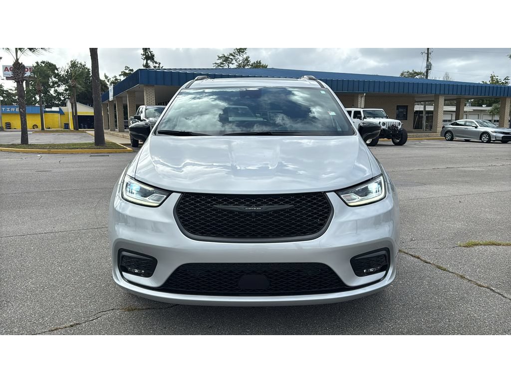 Used 2023 Chrysler Pacifica Limited w/ Uconnect Theater Family Group FWD image 8