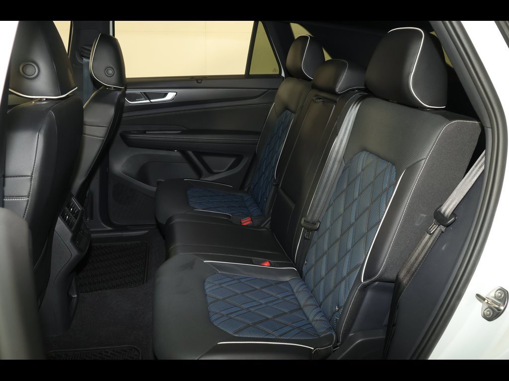 Used 2024 Volkswagen Atlas Cross Sport SEL Premium R-Line image 34