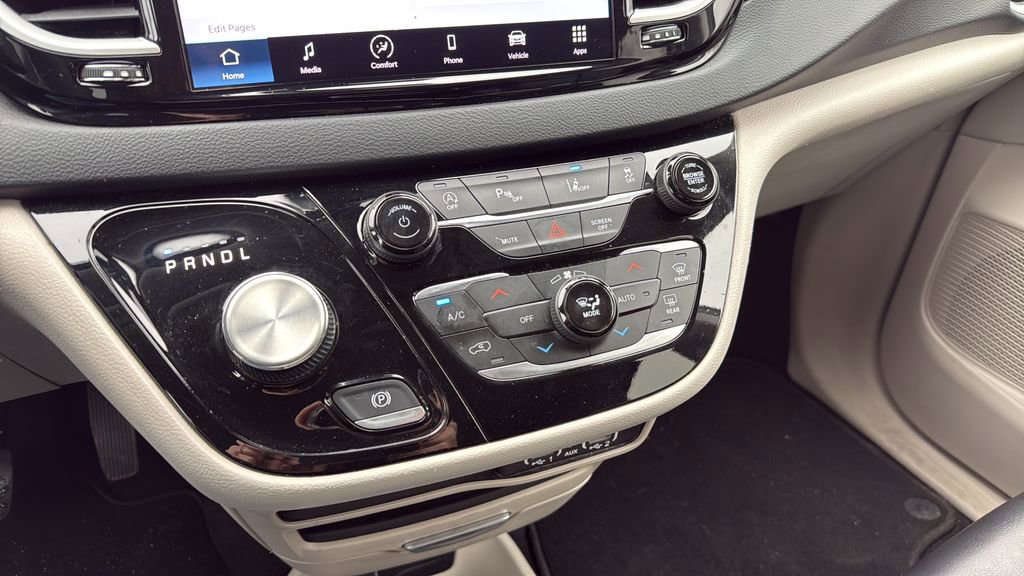 Used 2023 Chrysler Pacifica Touring-L FWD image 34