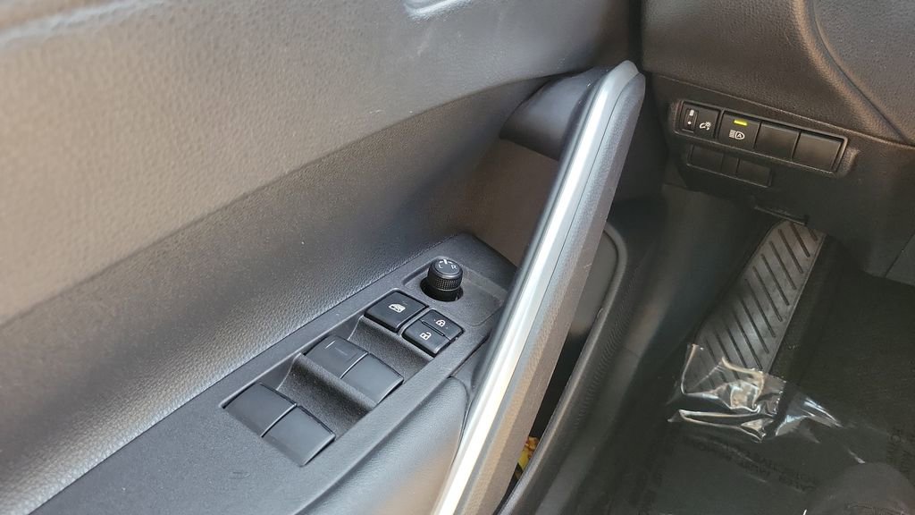 Certified 2024 Toyota Corolla Cross LE FWD image 18