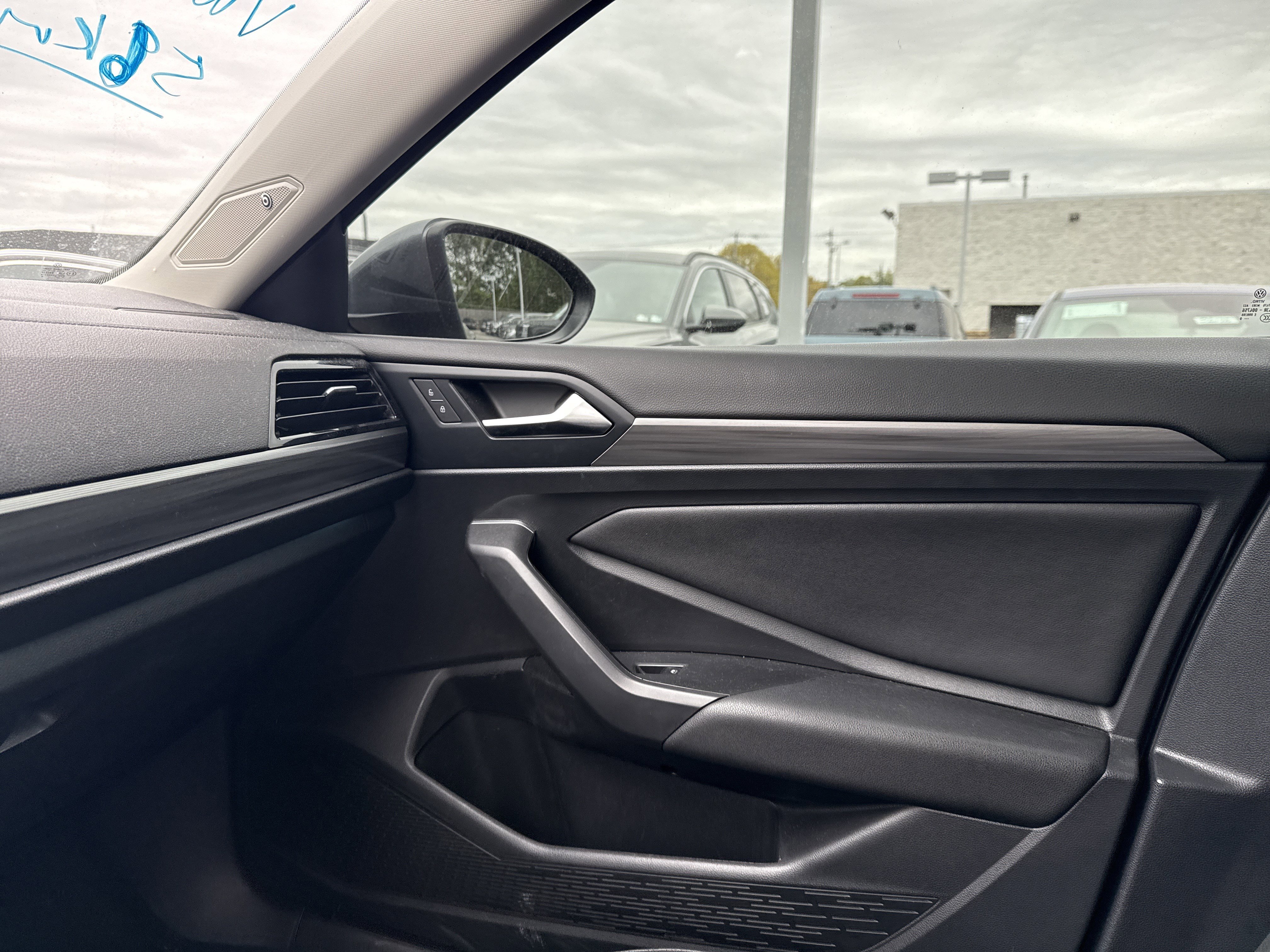 Used 2019 Volkswagen Jetta SEL w/ Cold Weather Package FWD image 11