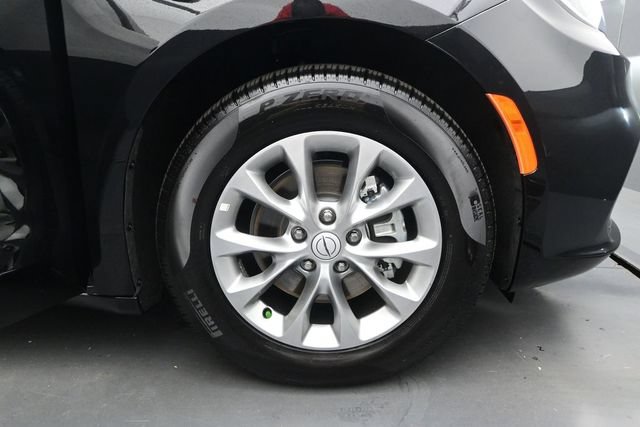 Used 2026 Chrysler Pacifica Limited FWD image 17
