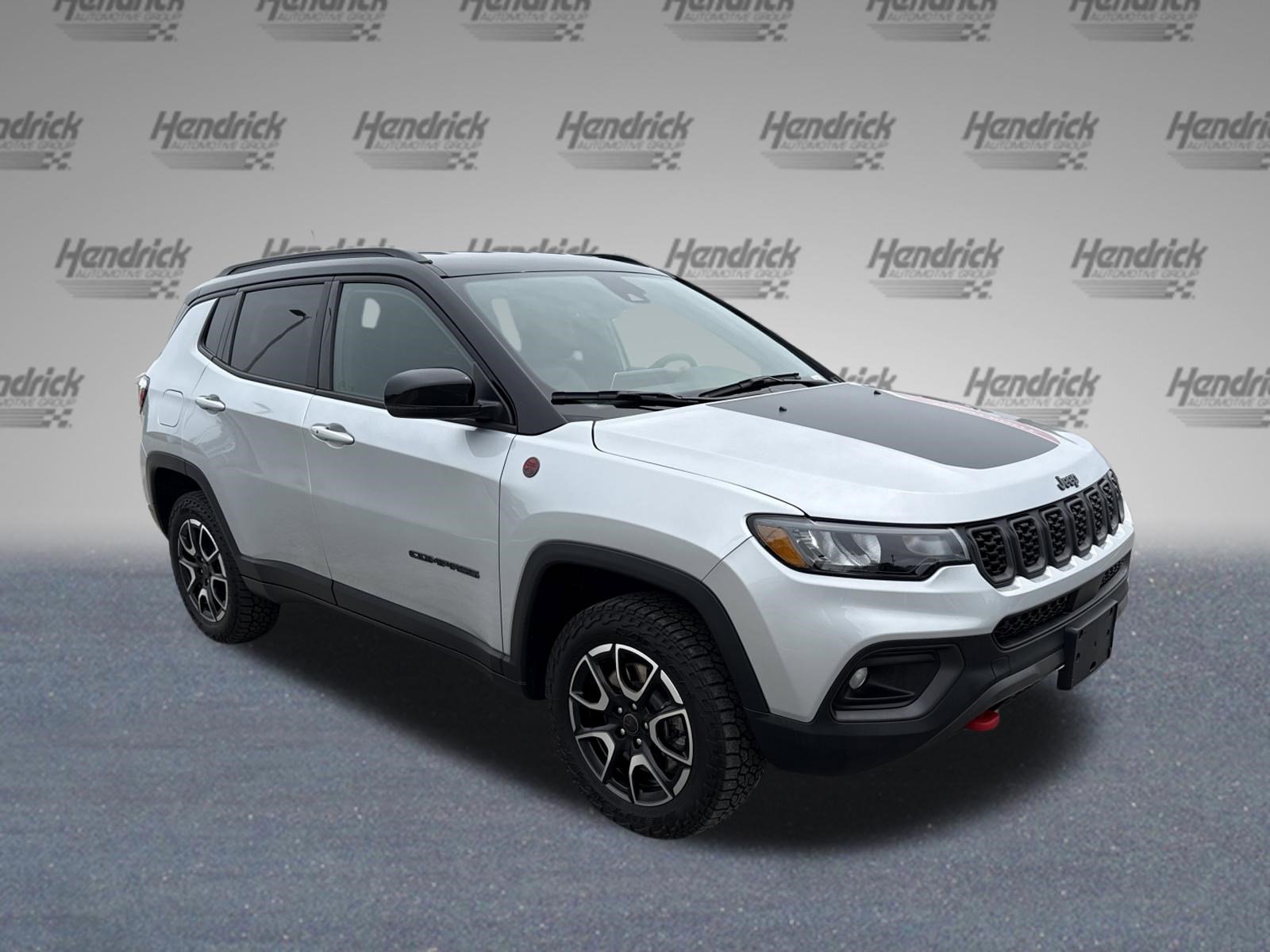 Used 2025 Jeep Compass Trailhawk AWD/4WD image 2