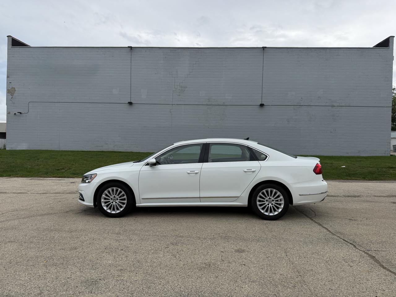 Used 2016 Volkswagen Passat 1.8T SE FWD image 4