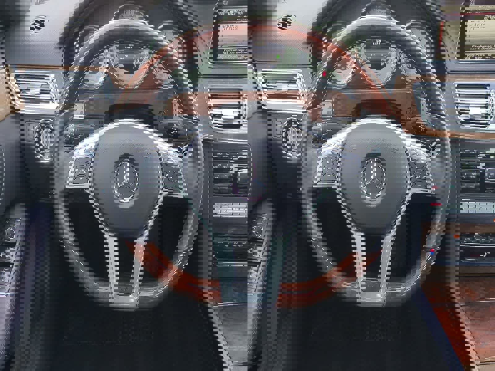 Used 2014 Mercedes-Benz E 550 4MATIC Sedan image 23