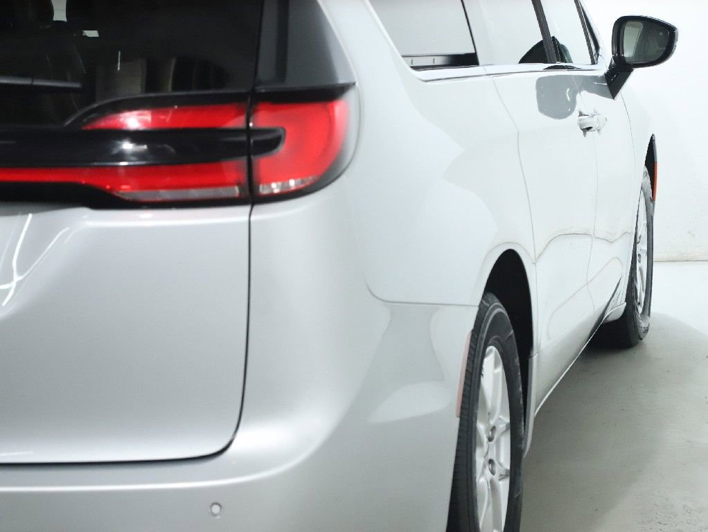 Used 2024 Chrysler Pacifica Touring-L image 45