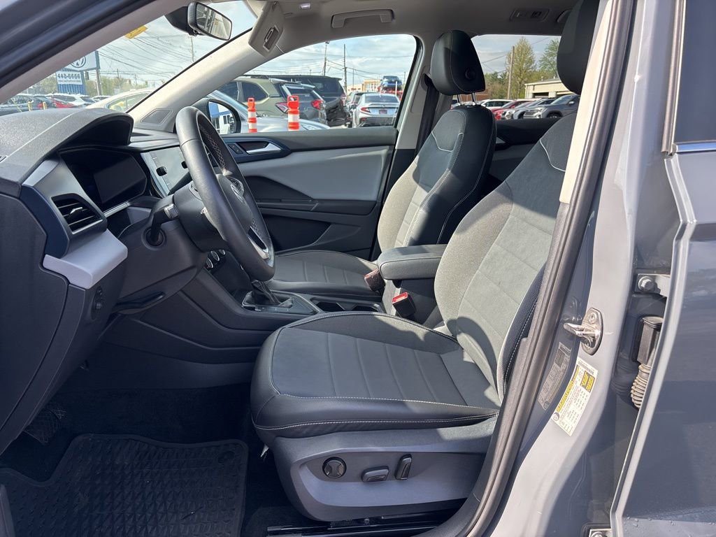 Used 2023 Volkswagen Taos SE w/ Panoramic Sunroof Package FWD image 15
