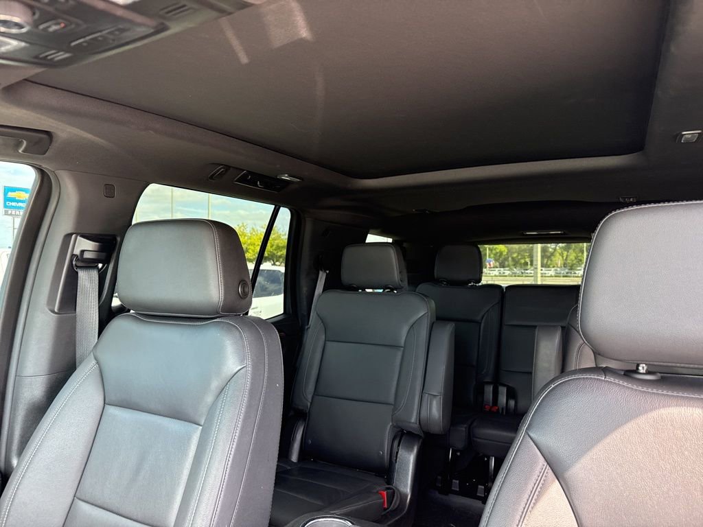 Used 2022 Chevrolet Tahoe Z71 w/ Luxury Package AWD/4WD image 2