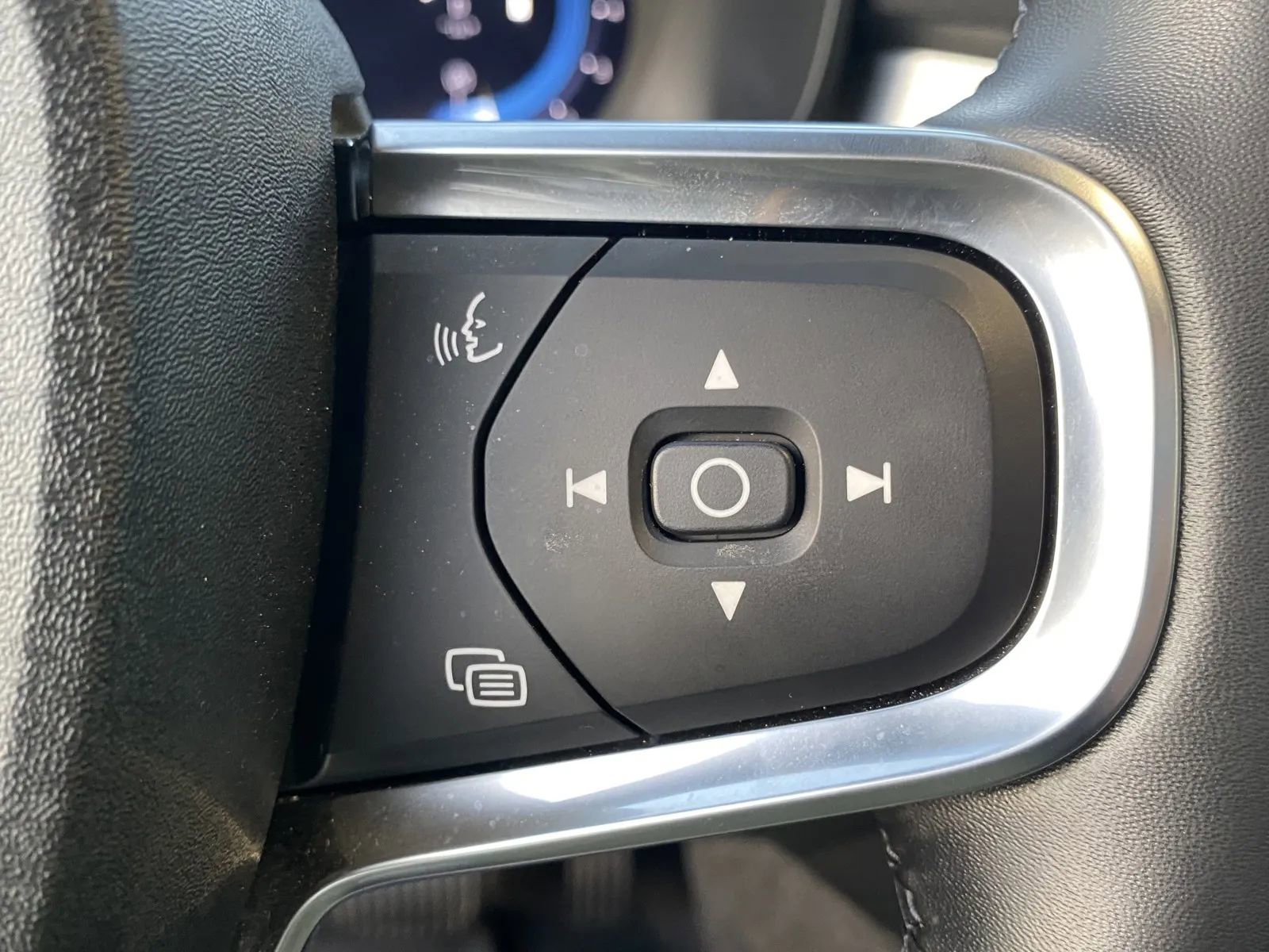 Used 2025 Volvo XC40 B5 Core image 18