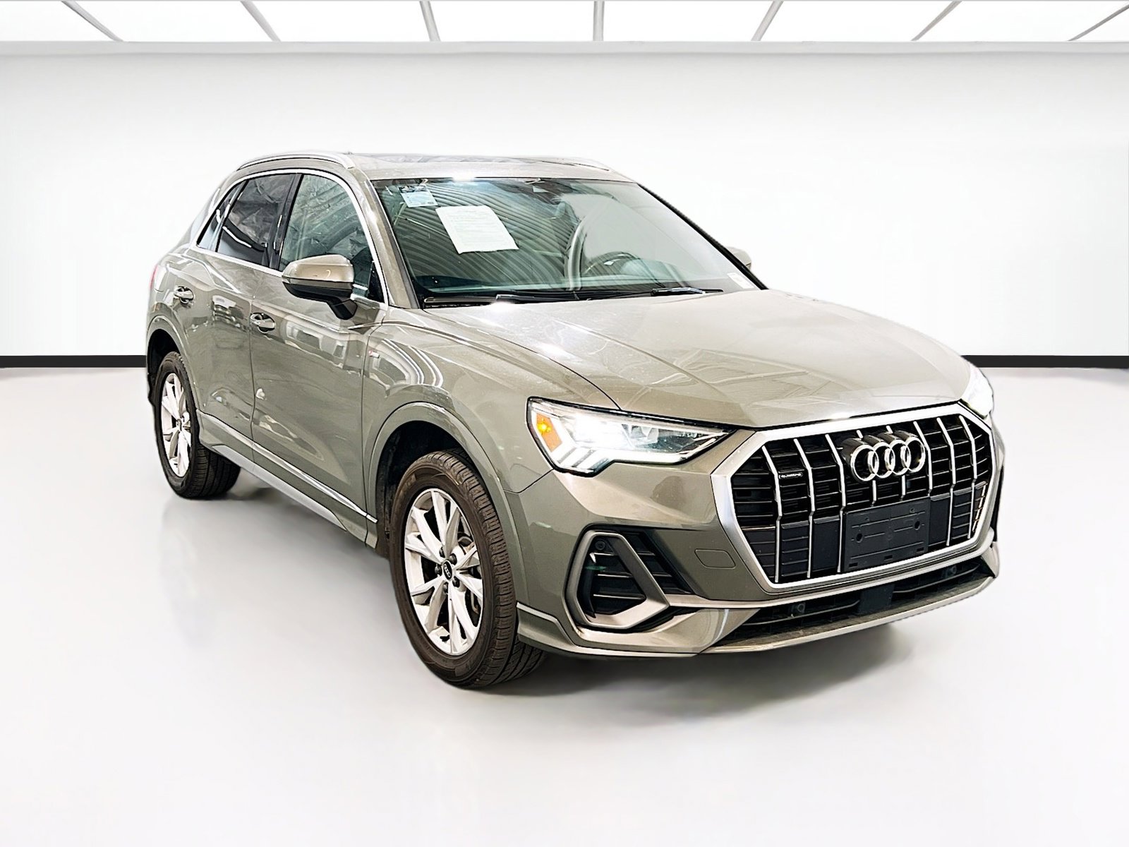Used 2023 Audi Q3 2.0T Premium image 3