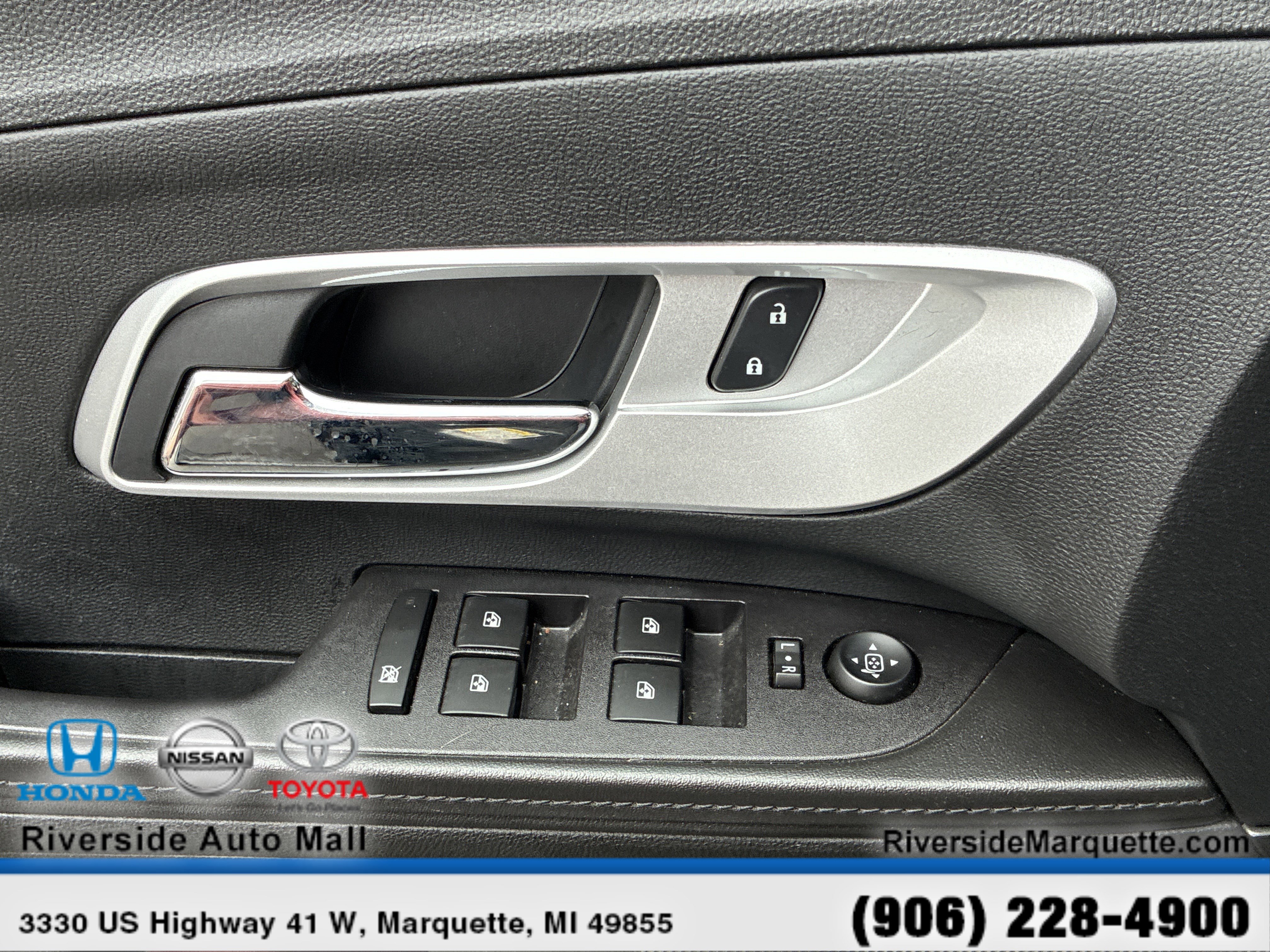 Used 2016 Chevrolet Equinox LTZ w/ Enhanced Convenience Package image 23