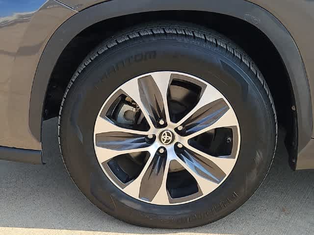 Used 2021 Toyota Highlander XLE FWD image 13