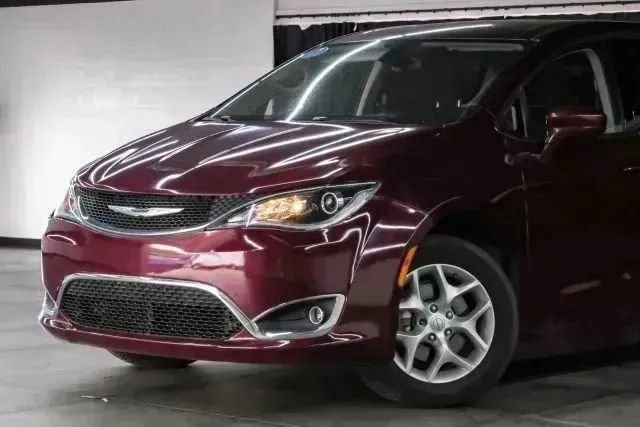 Used 2018 Chrysler Pacifica Touring Plus w/ Tire & Wheel Group FWD image 5