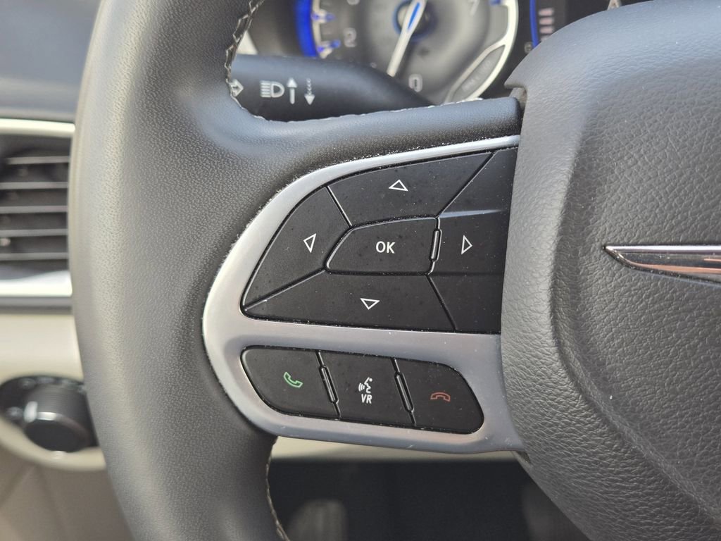 Used 2023 Chrysler Voyager LX image 32