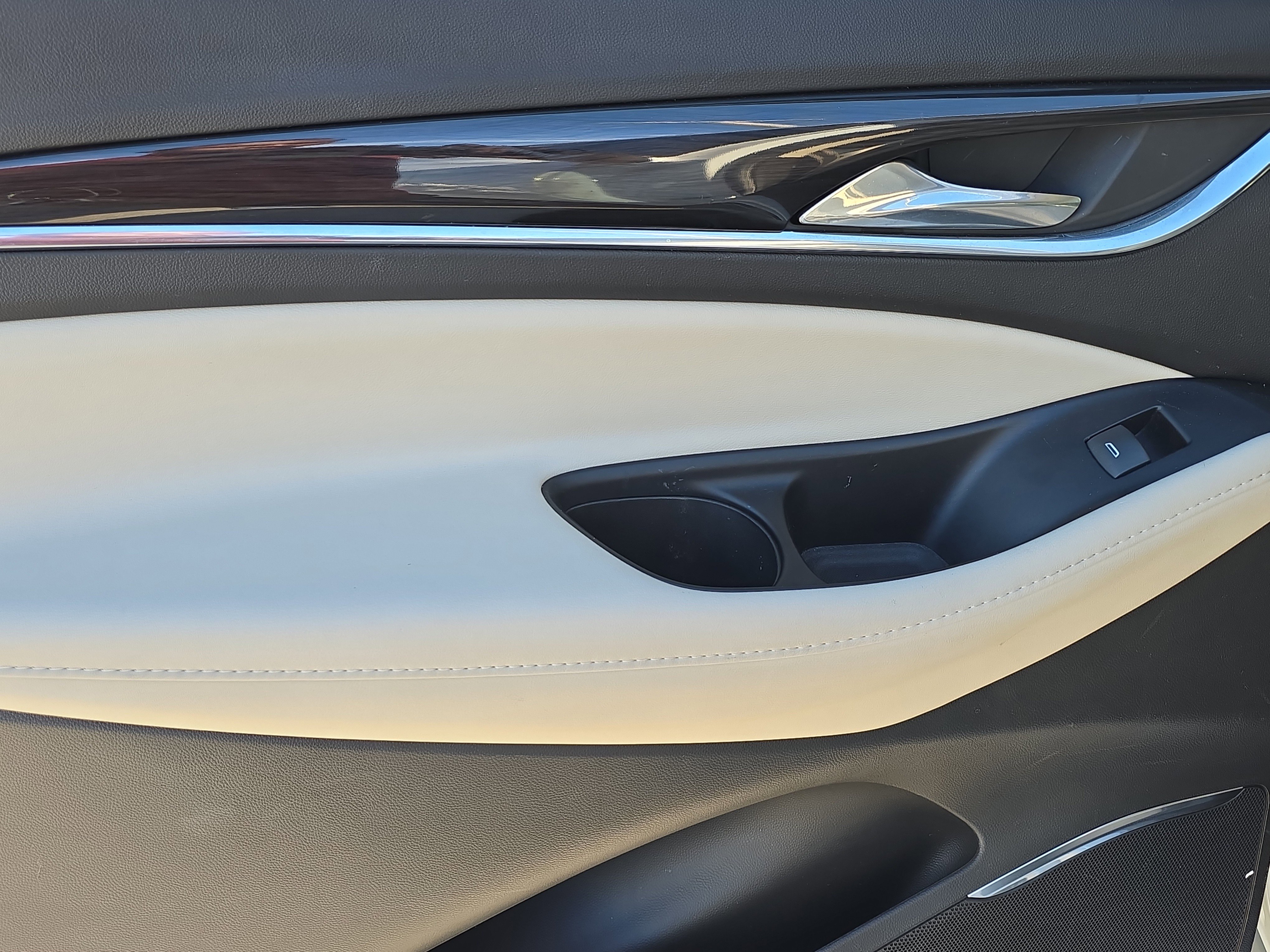 Used 2023 Buick Enclave Essence image 12