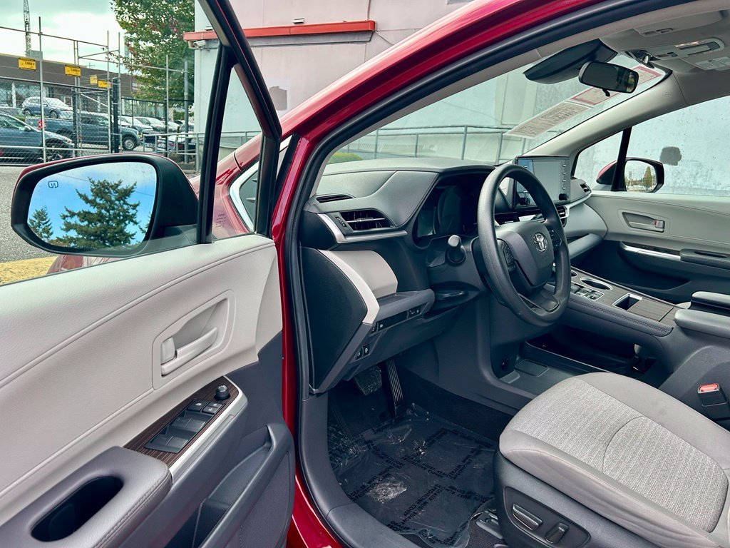 Certified 2024 Toyota Sienna LE AWD/4WD image 9
