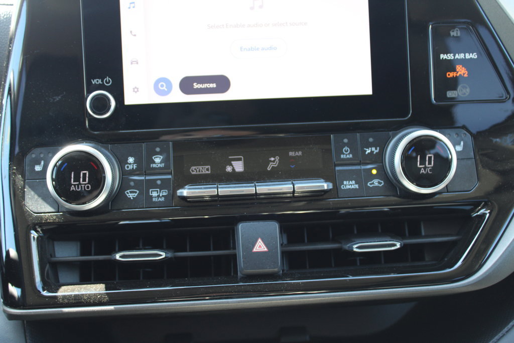 Used 2023 Toyota Highlander XLE FWD image 23