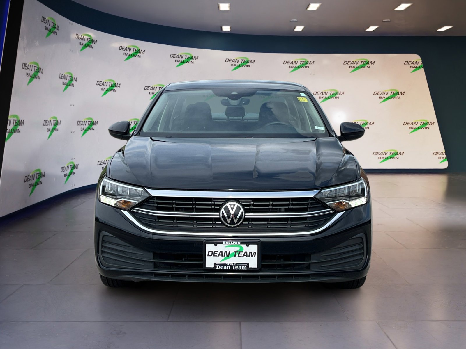 Used 2023 Volkswagen Jetta SE w/ Panoramic Sunroof Package FWD image 2
