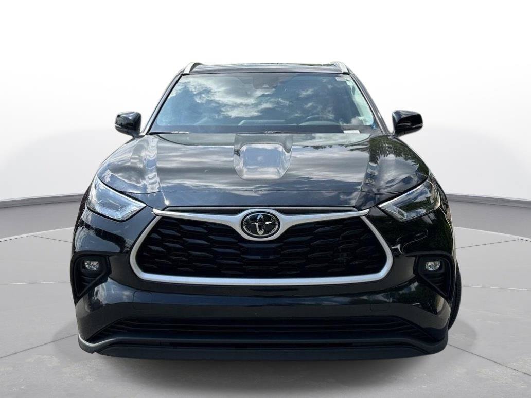 Used 2025 Toyota Highlander XLE FWD image 3