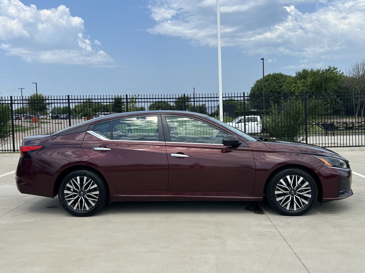 Used 2024 Nissan Altima 2.5 SV FWD image 3