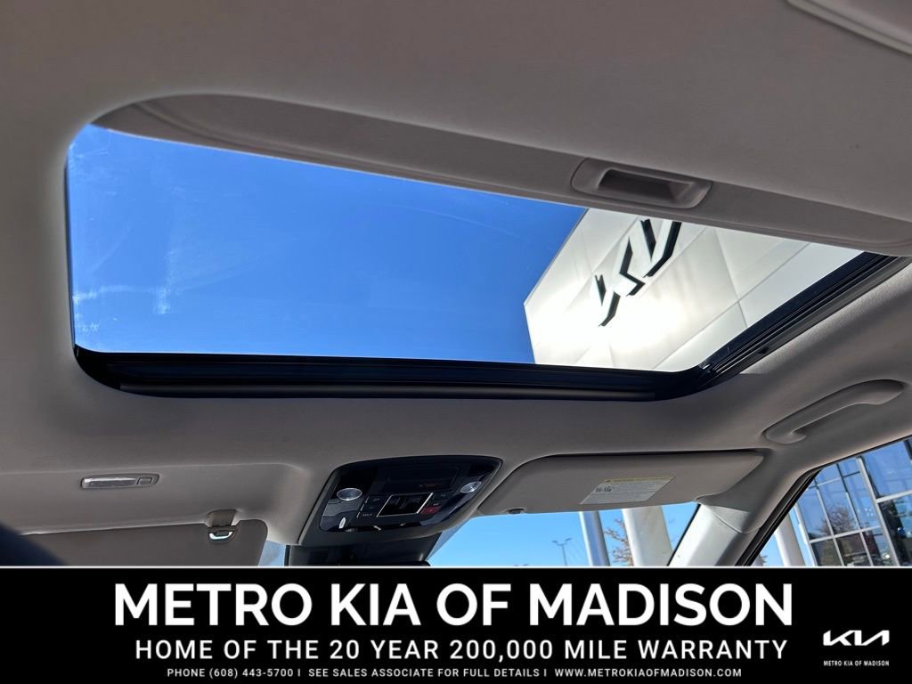 Used 2023 Kia Carnival SX Prestige image 34