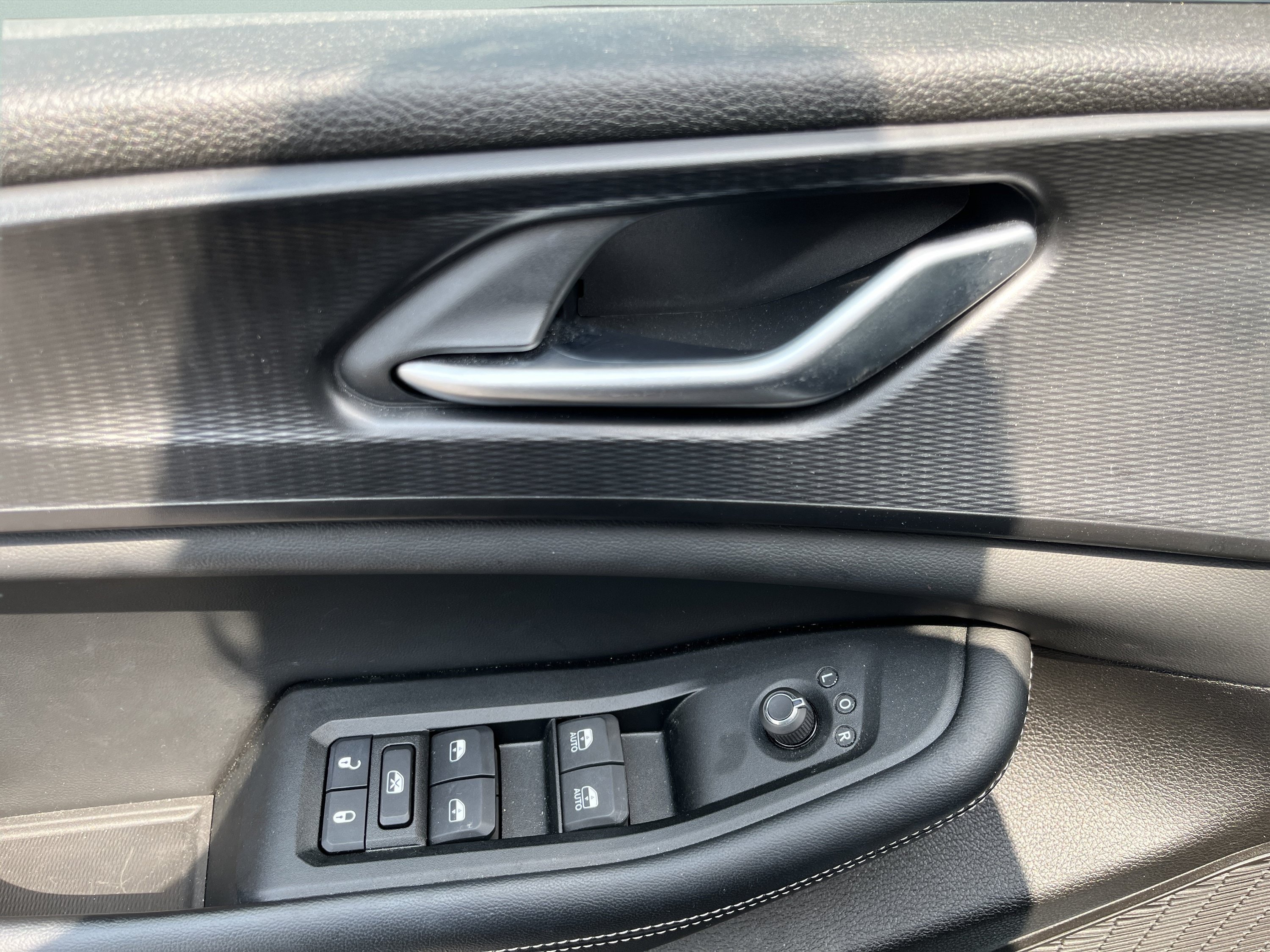 Used 2024 Jeep Grand Cherokee Altitude AWD/4WD image 18