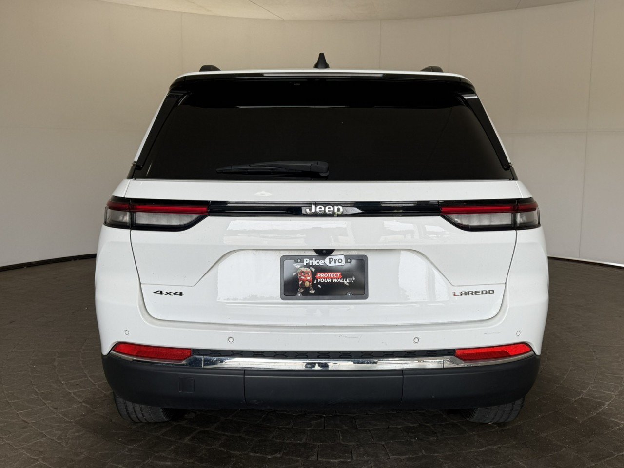 Used 2022 Jeep Grand Cherokee Laredo w/ Luxury Tech Group I AWD/4WD image 6