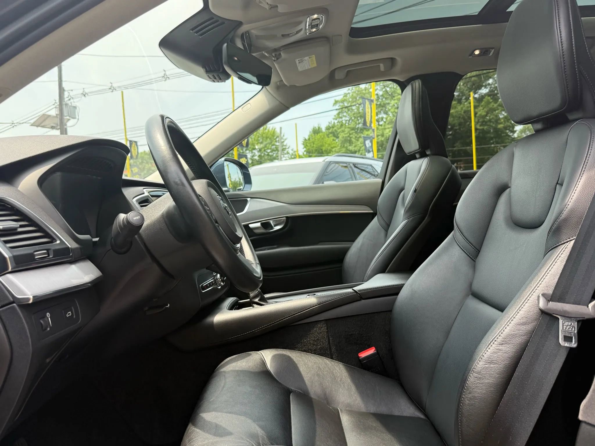 Used 2022 Volvo XC90 T5 Momentum w/ Climate Package image 8